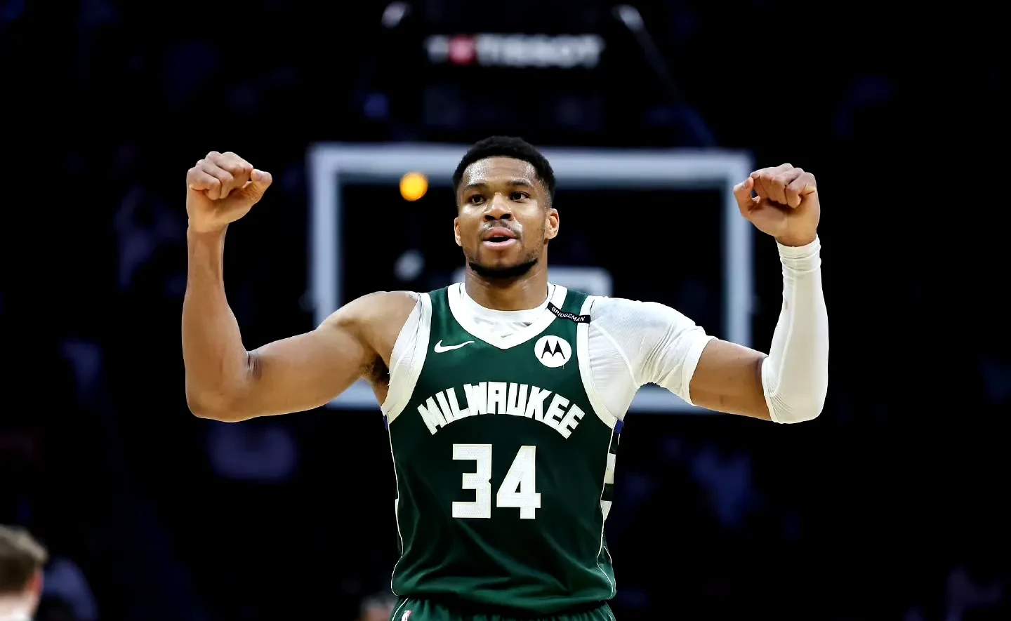 包含比赛规则变更引发热议！，字母哥在勇士比赛中反败为胜上演精彩一战的词条