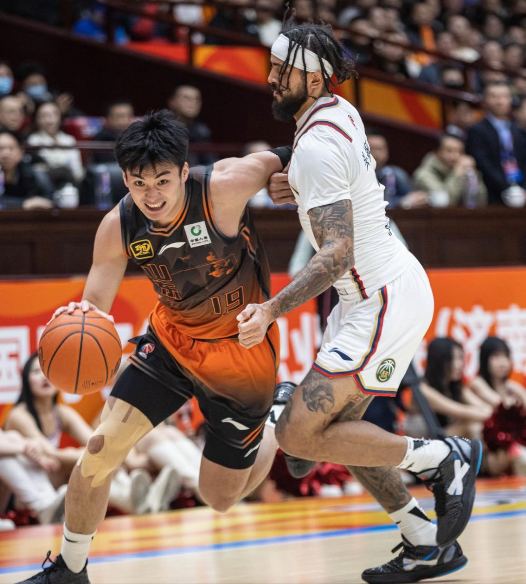 九游-赛前体能课后，曼城战术微调备战CBA常规赛，媒体盛赞，轮换策略成焦点(曼城战术阵容)